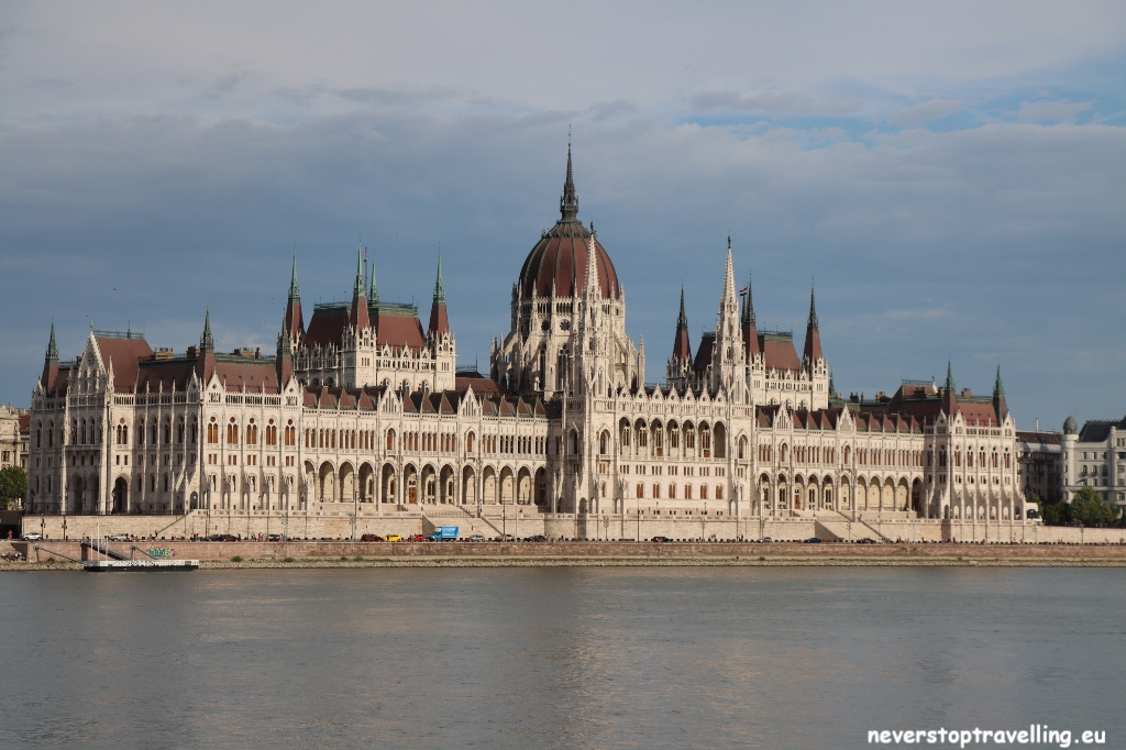 Kritiek salto vuilnis KISS'en in Praag en Boedapest – Never Stop Travelling