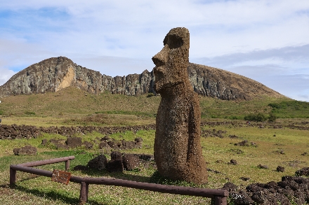 De Kari Kari dinershow in Hanga Roa is een absolute aanrader voor iedereen die Paaseiland bezoekt. De avond start met een verfijnd viergangenmenu waarin lokale smaken en verse producten centraal staan. Daarna volgt een wervelende voorstelling vol traditionele zang, muziek en dans. De krachtige trommels, kleurrijke kostuums en expressieve choreografieën brengen de eeuwenoude cultuur en mythes van Rapa Nui tot leven. Het is een unieke ervaring die culinaire verwennerij combineert met een onvergetelijke culturele beleving.