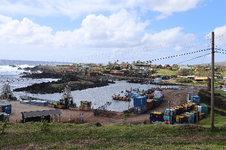 De Kari Kari dinershow in Hanga Roa is een absolute aanrader voor iedereen die Paaseiland bezoekt. De avond start met een verfijnd viergangenmenu waarin lokale smaken en verse producten centraal staan. Daarna volgt een wervelende voorstelling vol traditionele zang, muziek en dans. De krachtige trommels, kleurrijke kostuums en expressieve choreografieën brengen de eeuwenoude cultuur en mythes van Rapa Nui tot leven. Het is een unieke ervaring die culinaire verwennerij combineert met een onvergetelijke culturele beleving.